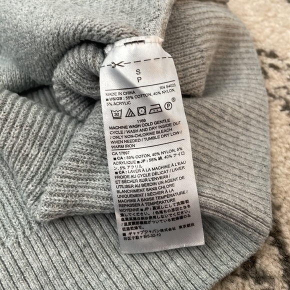 Banana Republic Gray Sweater - Picture 4 of 4